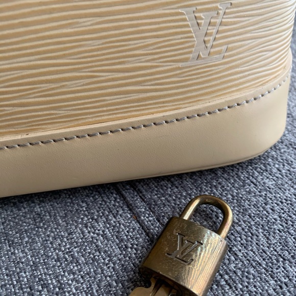 AUTHENTIC LOUIS VUITTON ALMA PM IN EPI (VANILLA) - Picture 6 of 10